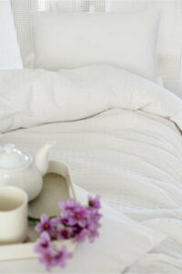Bílá bavlněná přikrývka přes postel na dvoulůžko Pure