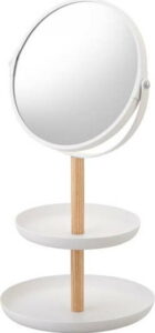 Bílé zrcadlo s úložnými miskami a detailem z bukového dřeva YAMAZAKI Tosca YAMAZAKI