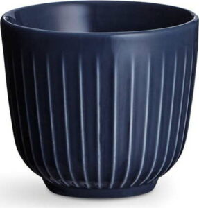 Tmavě modrý porcelánový hrnek Kähler Design Hammershoi