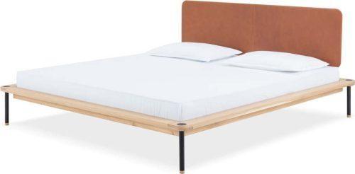Hnědá/přírodní dvoulůžková postel z dubového dřeva s roštem 180x200 cm Fina – Gazzda Gazzda